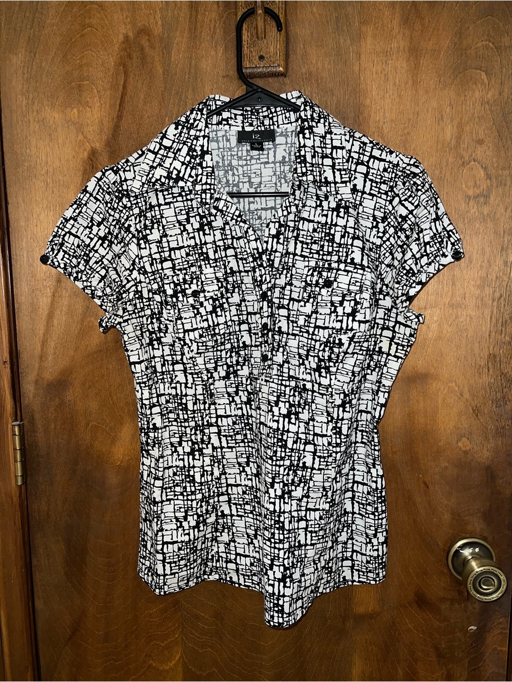 Byer California Black & White Abstract Collared Short Sleeve Top